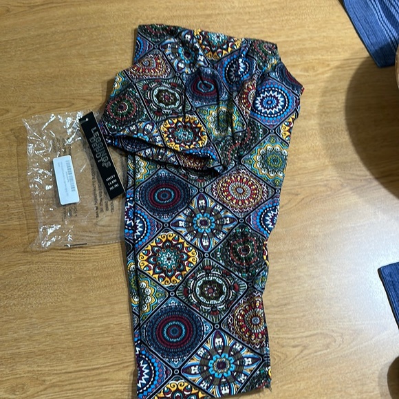 Legging Depot Mandal Print Capri - Picture 1 of 4